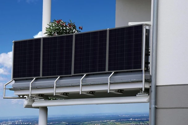 Fotovoltaické panely na balkóně pro výrobu elektřiny.