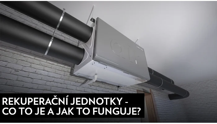 Rekuperační jednotka s potrubím na zdi v interiéru.