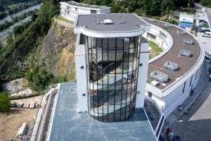 Moderní skleněná budova na architektonických terasách v Barrandově.