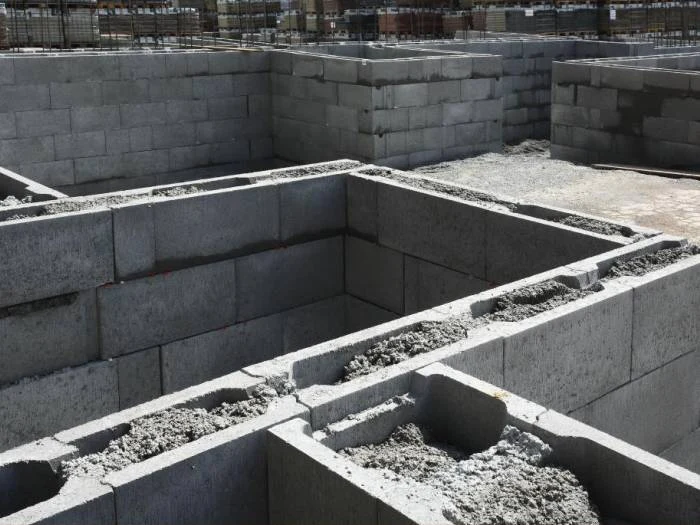 Ztracené bednění s čerstvým betonem na stavbě.