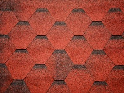 Červené šindele s hexagonálním vzorem na střeše.