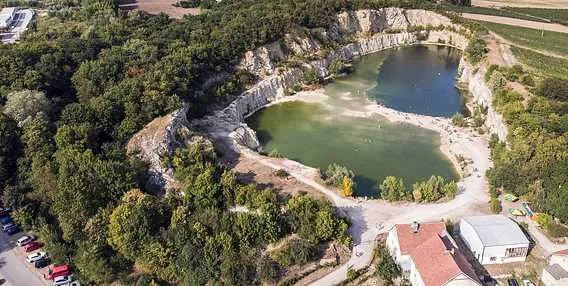 Přírodní koupaliště v bývalém lomu na jižní Moravě