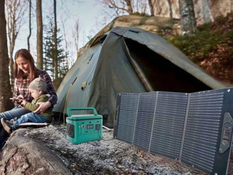Camping s fotovoltaikou: solární panely nabíjej baterii pro kempování.
