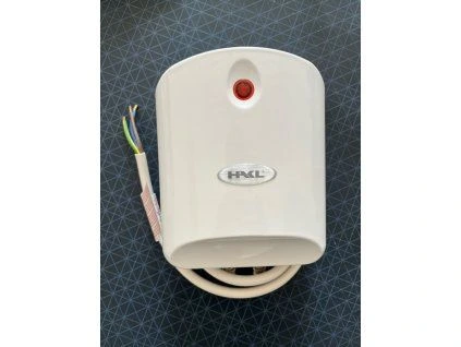 Bílý elektrický regulátor nebo senzor s odhalenými vodiči.