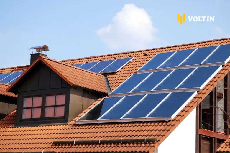 Fotovoltaické panely na střechu rodinného domu.