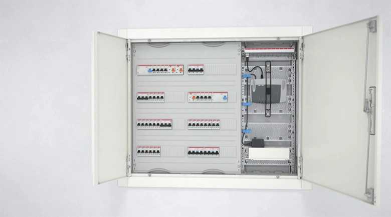 Otevřená rozvaděč s jističi pro domácí elektroinstalaci.