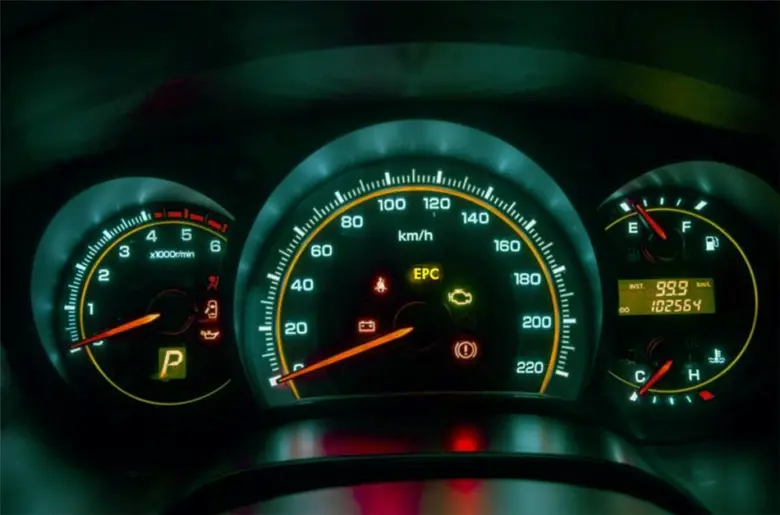 Výstražná kontrolka EPC na přístrojové desce automobilu.
