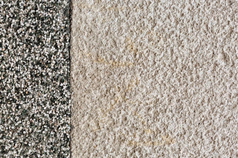 Srovnání dvou textur kamenného koberece pro výběr materiálu.