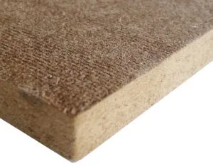 Detail dřevotřískové desky ukazující strukturu materiálu.