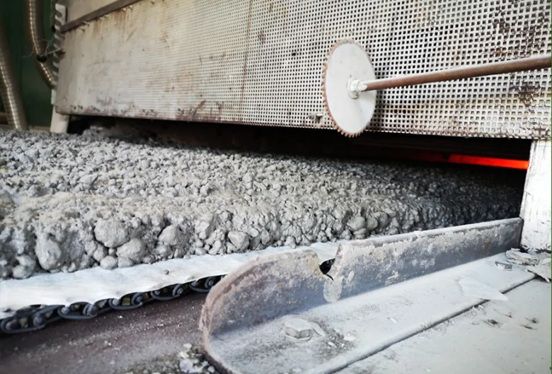 Výroba izolačního materiálu na pásové lince v továrně.