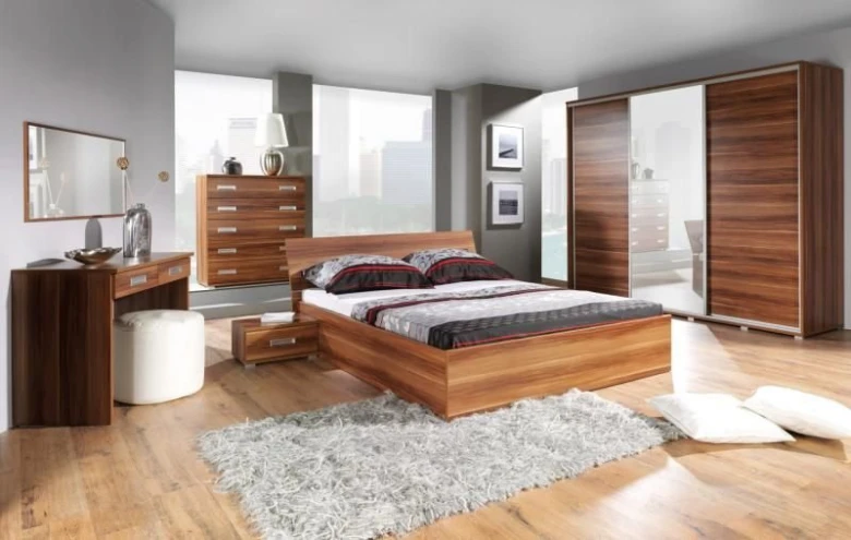 Modernní ložnice s hnědým dřevěným nábytkem na podlaze.