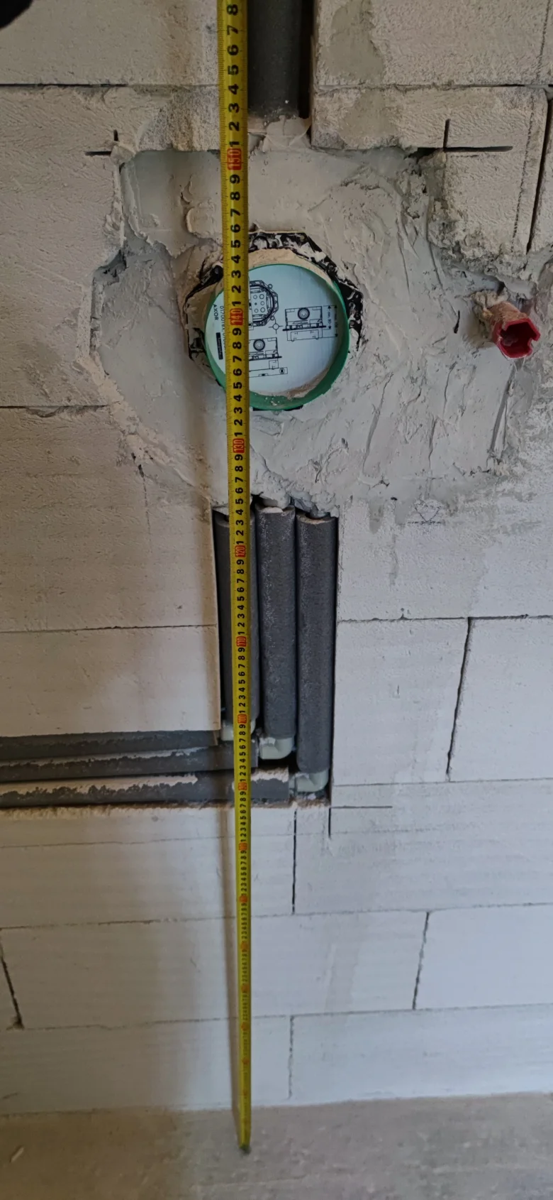 Měření plastových vodovodních trubek při vlastní instalaci.