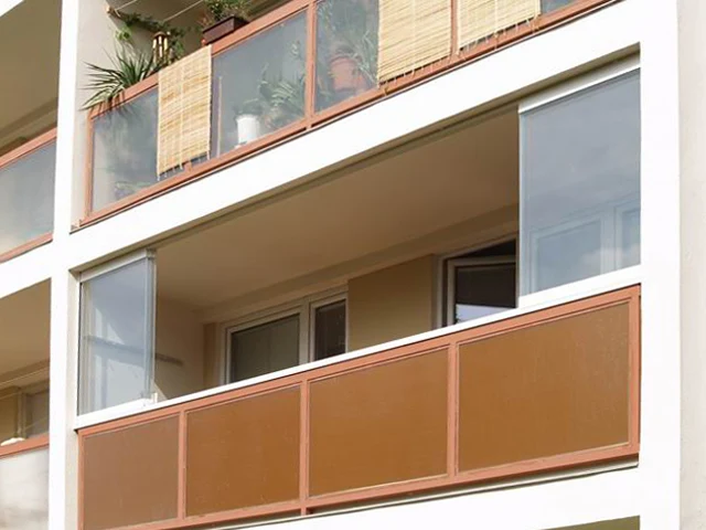 Moderní balkony s výplněmi z skla a neprůhledných panelů.
