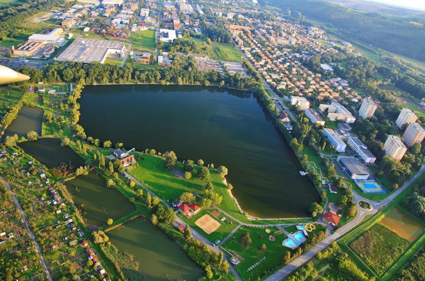 Letadlový pohled na štěrkoviště Otrokovice s koupalištěm.