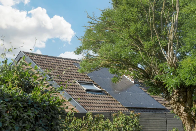 Dům s fotovoltaickými solárními panely na střeše.