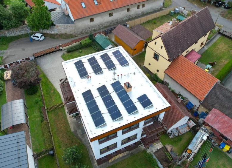 Vzdušný pohled na střechu s fotovoltaickými panely.