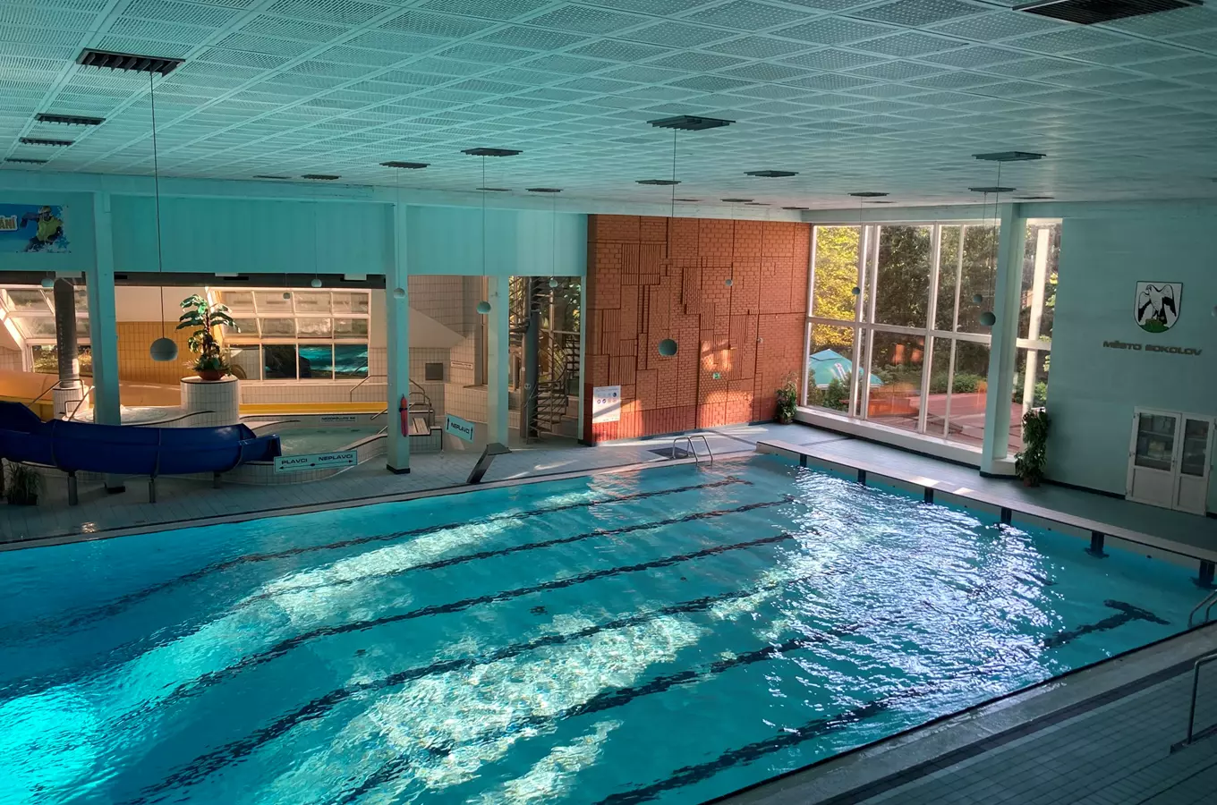Vnitřní plavecký bazén v sokolském sportovním centru.