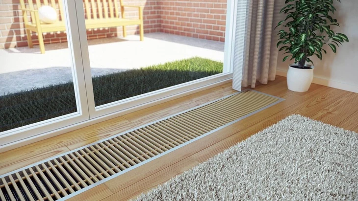 Ventilace podlahového konvektoru u posuvných dveří v interiéru