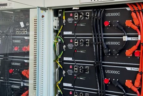 Moduly virtuální baterie pro fotovoltaiku v elektrickém skříni.