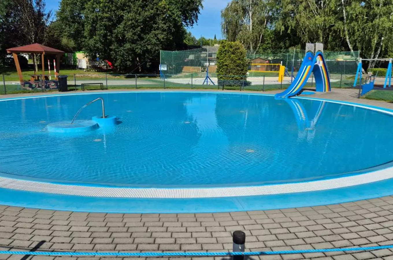 Venkovní bazén s dětskou skluzavkou ve Vlašimi.