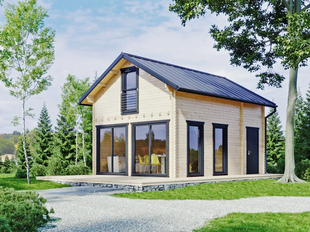 Moderní dřevěná chata s velkými okny v přírodním prostředí.