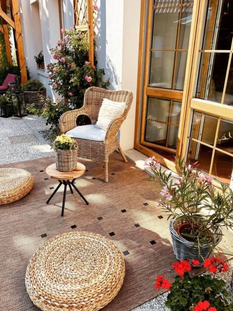 Balkon s kobercem, židlí a květinami pro inspiraci.