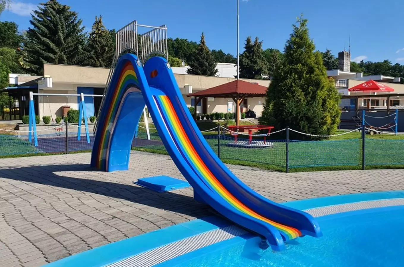 Dětské skluzavka s duhou do bazénu ve Vlašimi