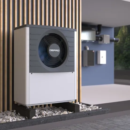 Venkovní tepelné čerpadlo s ventilátorem u zdi.