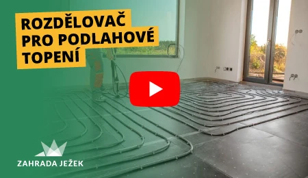 Instalace podlahového vytápění s rozvodným manifoldem.