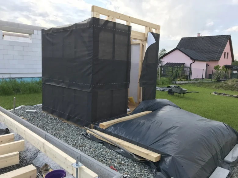 Stavba sauny svépomocí: dřevěný rám s parotěsnicí na štěrku.