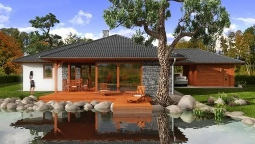 Moderní prefabrikovaný dřevěný dům s terasou u jezera.