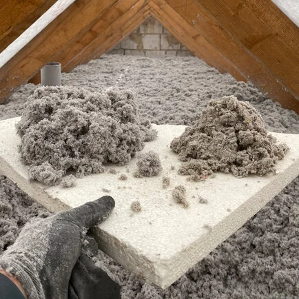 Ruční instalace izolačních desek na střeše s volnou izolací.