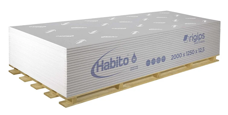 Sádrokartonové desky značky Habito na paletě pro stavebnictví.