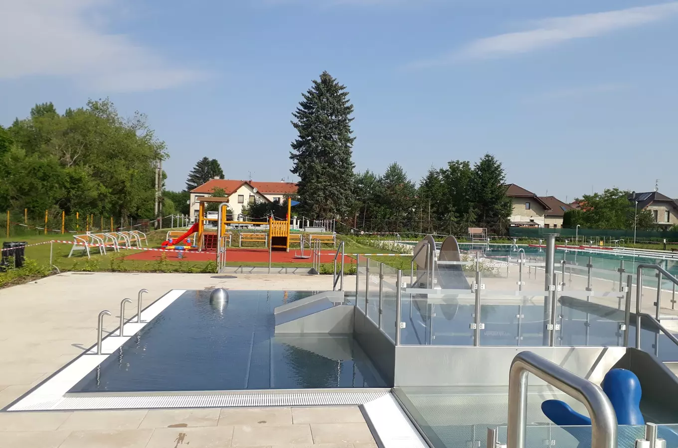 Venkovní plavecký bazén s dětským hřištěm ve Vrahovicích.