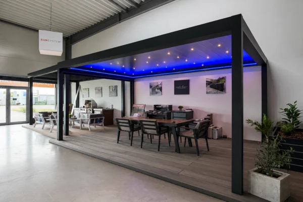 Moderní pergola s dřevěnou podlahou uvnitř domu.