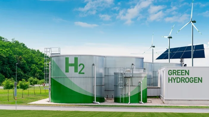 Zelená výroba vodíku pomocí větrných turbín a solárních panelů.
