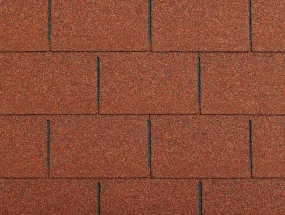Detailní záběr na červenohnědou asfaltovou střešní krytinu.
