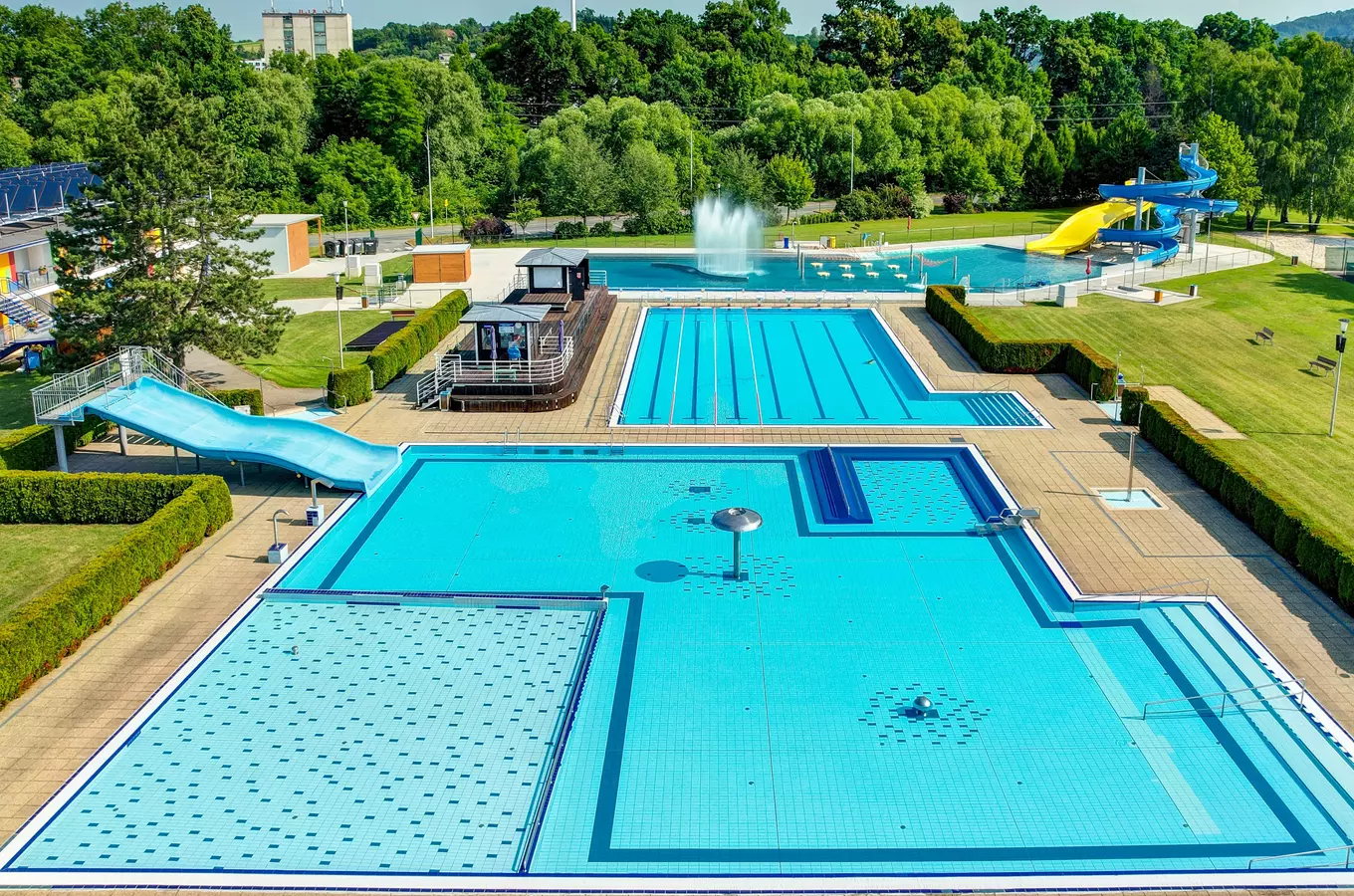 Venkovní bazénová komplex s dráhy a skluzavkami v Valašském Meziříčí.