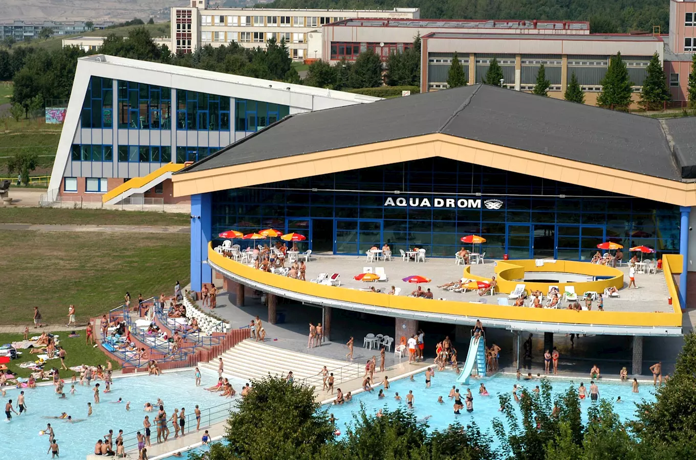 Koupaliště Aquadrom v Mostě s bazény pro veřejnost.