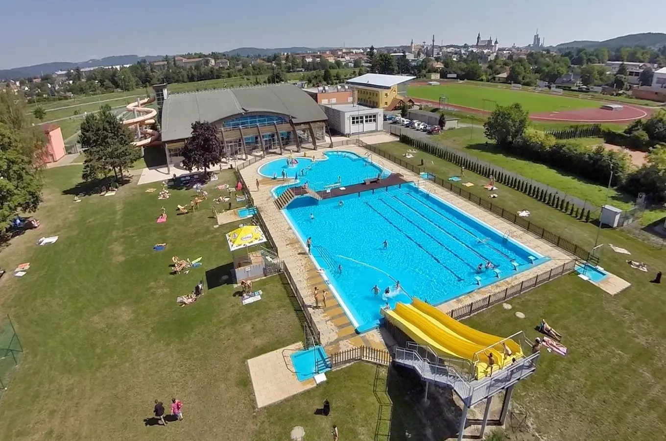 Venkovní bazén s vodními skluzavkami v Olomouci nebo na Moravě