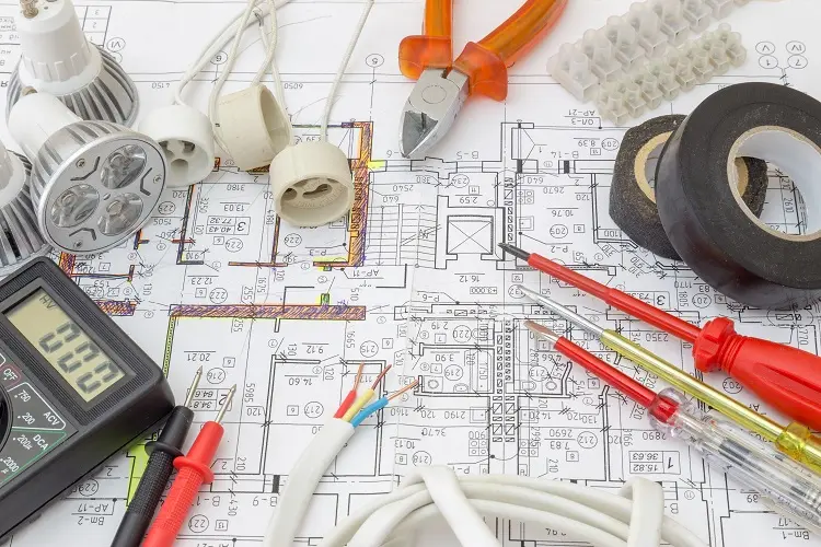 Nástroje pro elektroinstalaci na technickém plánu rozvaděče.