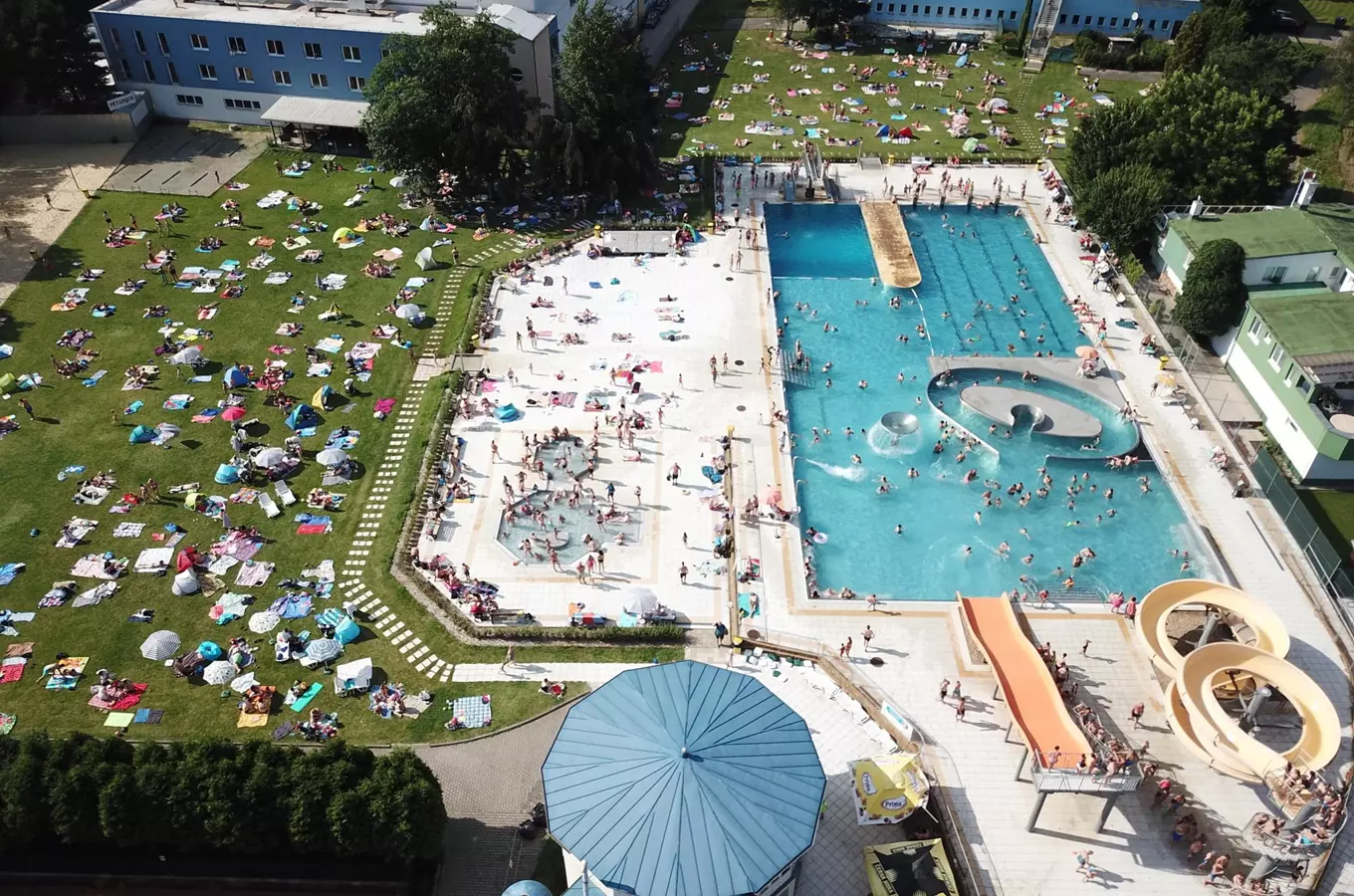 Pohled z výšky na aquapark v Blanšce s bazénymi a skluzavkami.