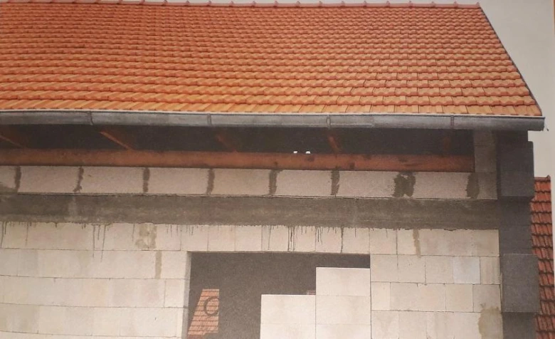 Detailní pohled na konstrukci pultové střechy s taškami.