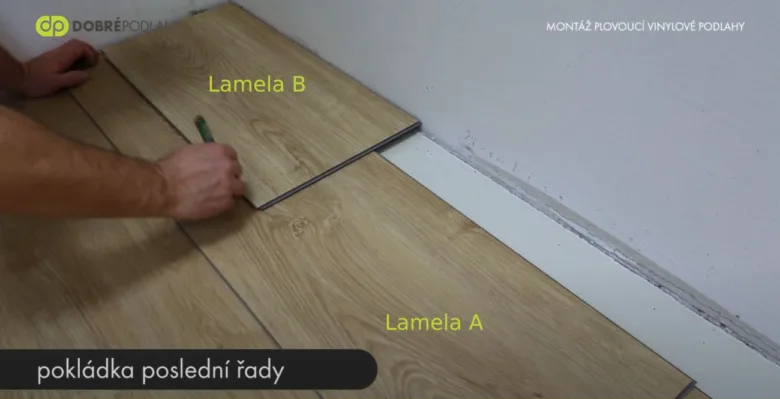 Montáž vinylové podlahy s označením lamel pro řezání.