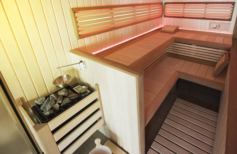 Sauna s kameny na topení v dřevěném interiéru