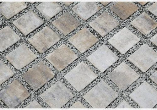 Betonové zatravňovací dlaždice s kamenivem mezi kostky.