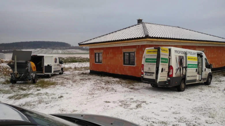 Staveniště s novou domem a betonovou technikou pro podlahy.