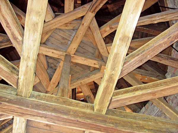 Detail dřevěných střešních kroků v konstrukci.