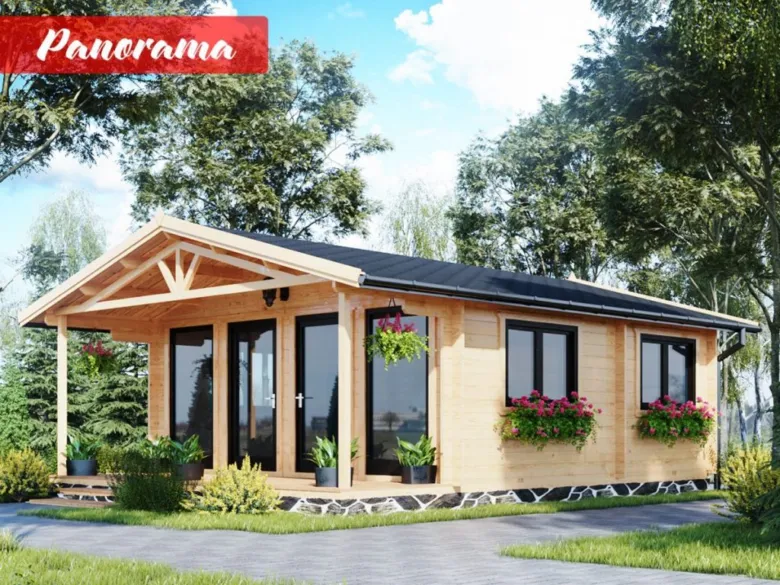 Moderní dřevěný montovaný domek s okny a květinami v zahradním prostředí.