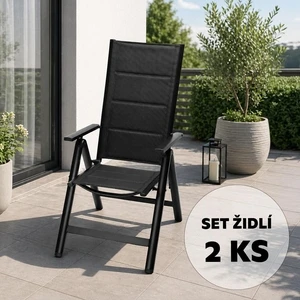 Černé skládací zahradní křeslo na terase s rostlinami.